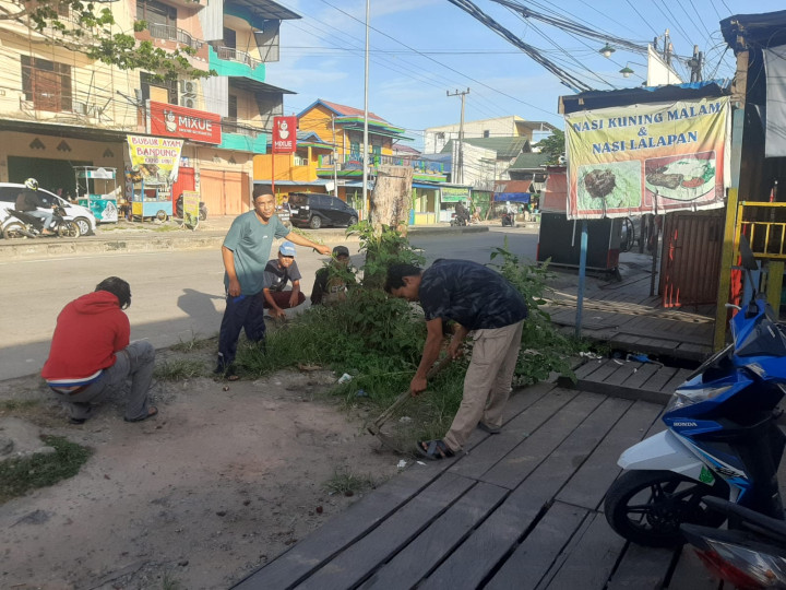 Gotong Royong Semua RT Kelurahan TENUN