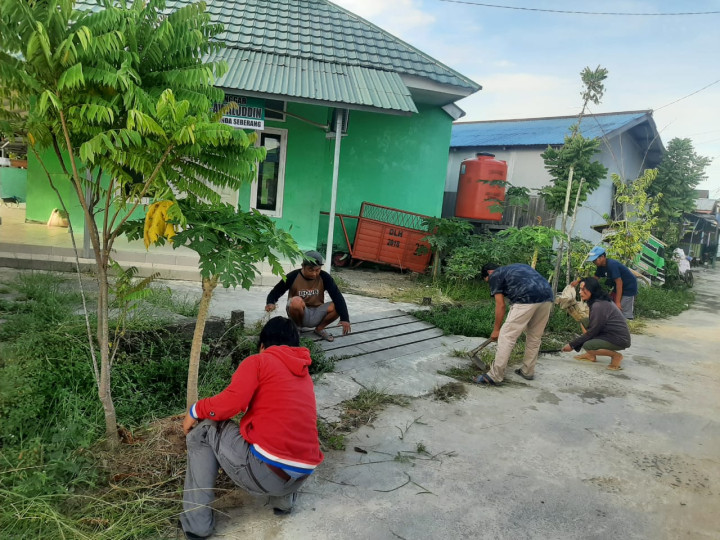 Gotong Royong Semua RT Kelurahan TENUN