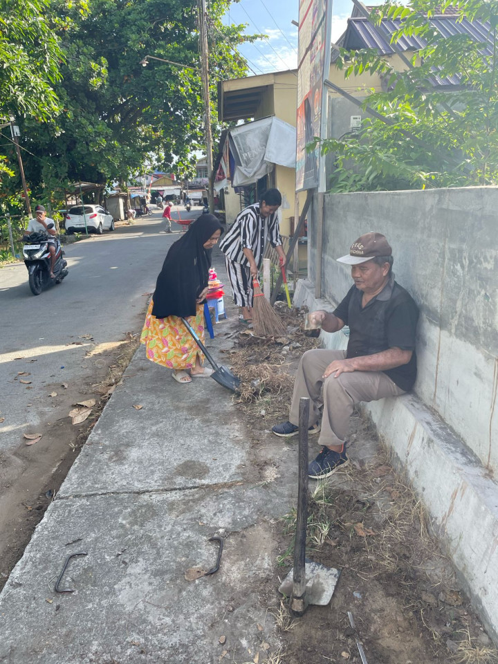 Gotong Royong Semua RT Kelurahan TENUN