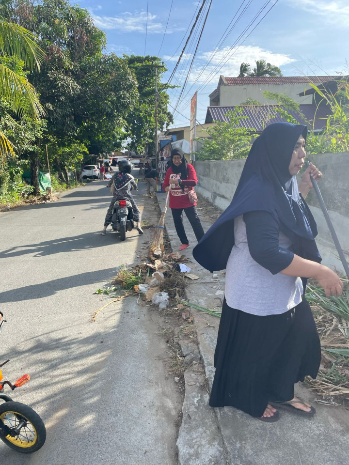 Gotong Royong Semua RT Kelurahan TENUN