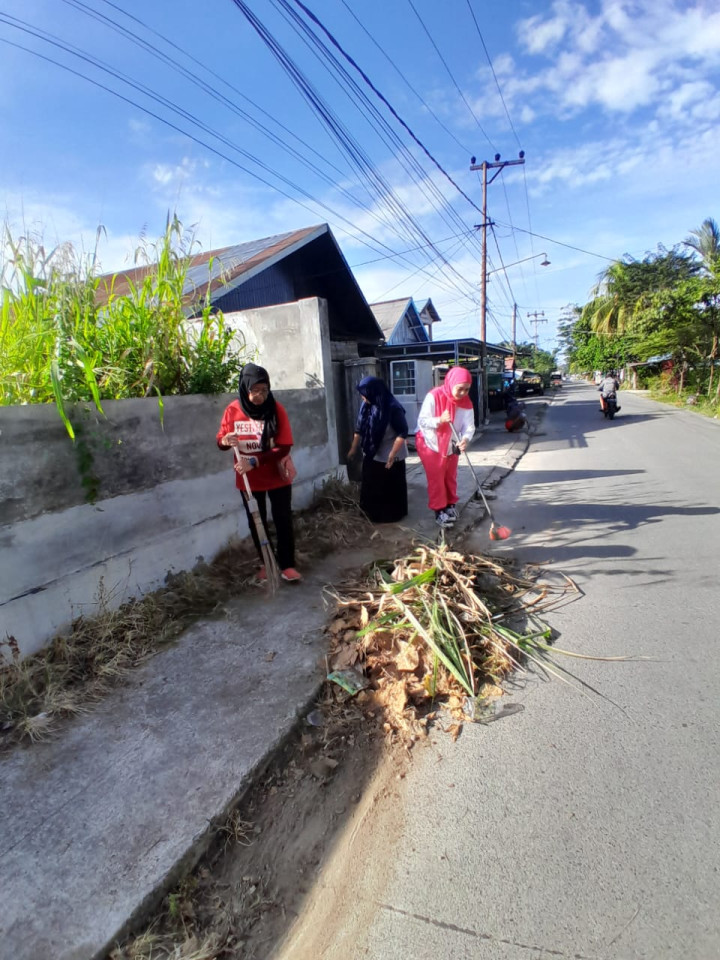 Gotong Royong Semua RT Kelurahan TENUN