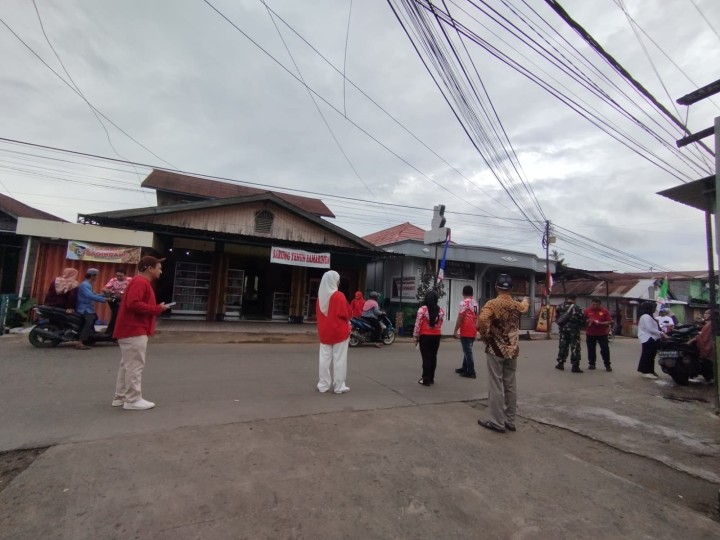 Pembagian bendera kepada warga untuk pengendara roda dua n empat,merayakan Hut RI ke 79