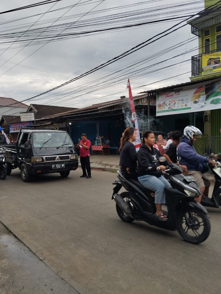 Pembagian bendera kepada warga untuk pengendara roda dua n empat,merayakan Hut RI ke 79