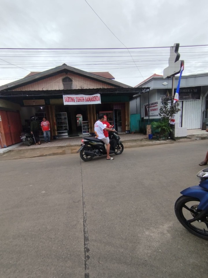 Pembagian bendera kepada warga untuk pengendara roda dua n empat,merayakan Hut RI ke 79