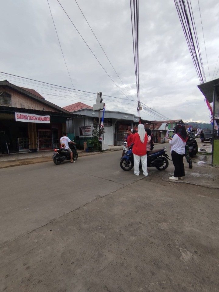 Pembagian bendera kepada warga untuk pengendara roda dua n empat,merayakan Hut RI ke 79