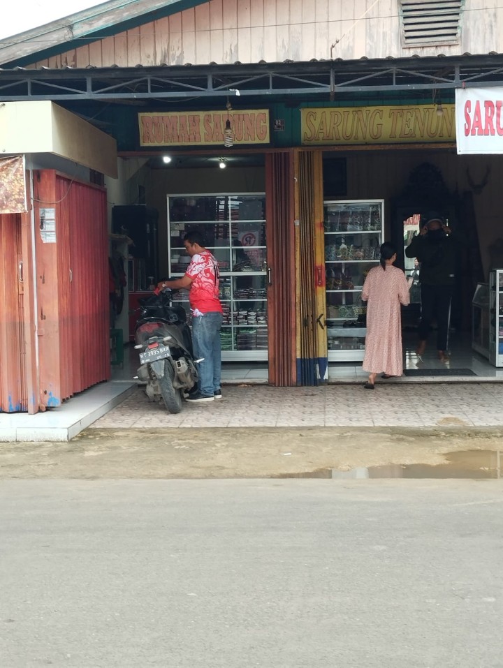 Pembagian bendera kepada warga untuk pengendara roda dua n empat,merayakan Hut RI ke 79