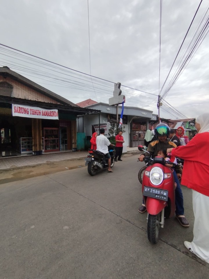 Pembagian bendera kepada warga untuk pengendara roda dua n empat,merayakan Hut RI ke 79