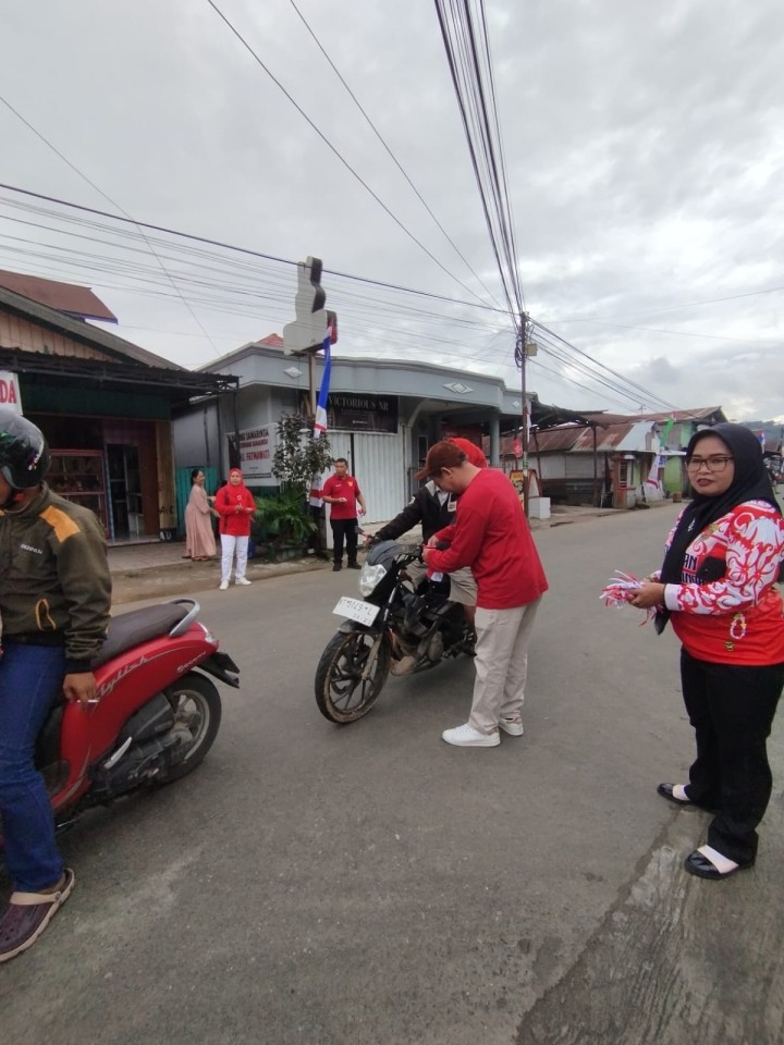 Pembagian bendera kepada warga untuk pengendara roda dua n empat,merayakan Hut RI ke 79