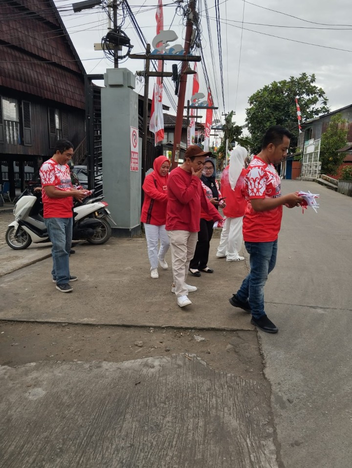 Pembagian bendera kepada warga untuk pengendara roda dua n empat,merayakan Hut RI ke 79