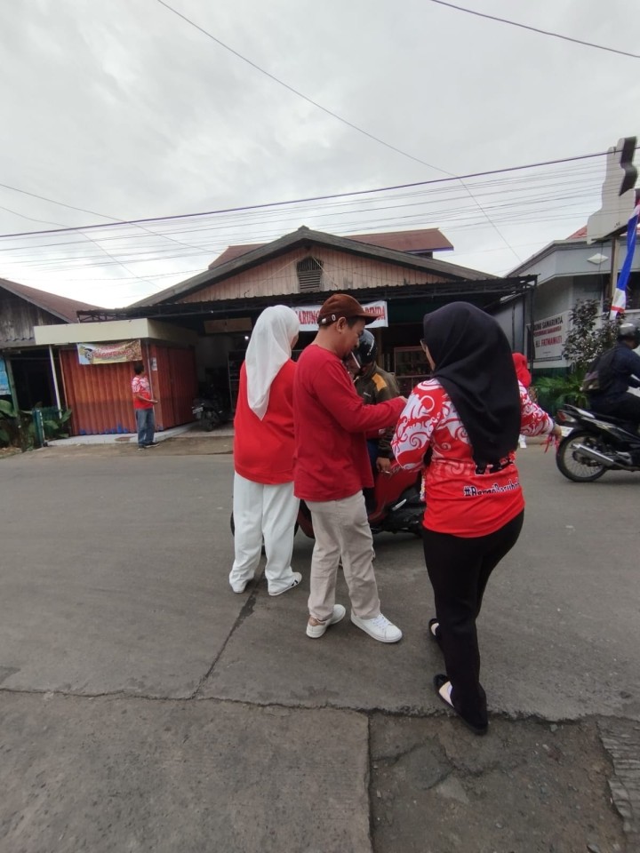 Pembagian bendera kepada warga untuk pengendara roda dua n empat,merayakan Hut RI ke 79