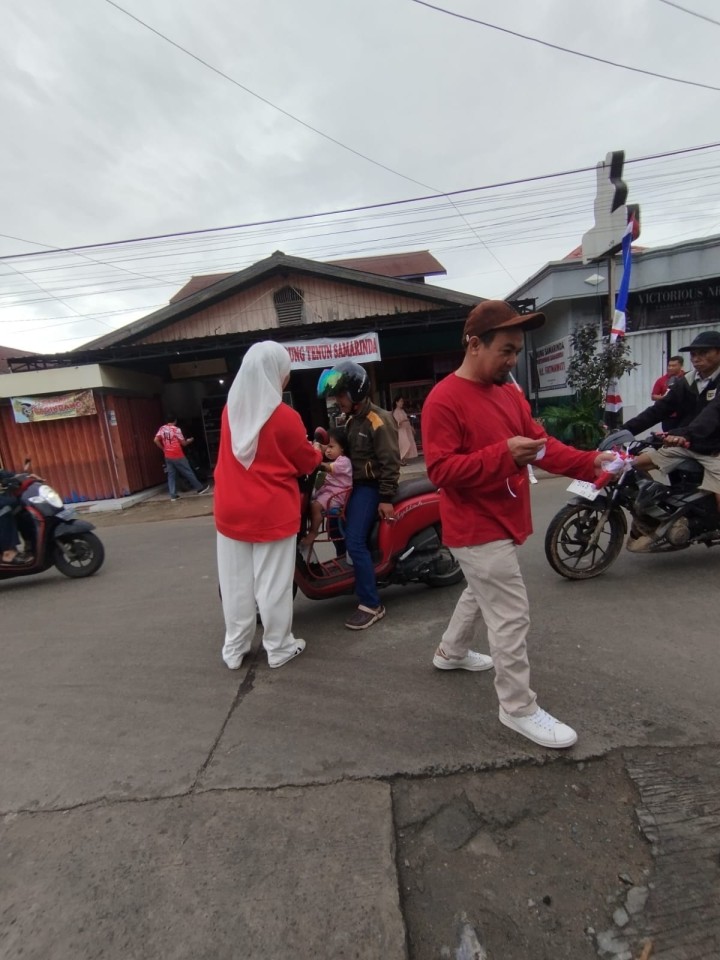 Pembagian bendera kepada warga untuk pengendara roda dua n empat,merayakan Hut RI ke 79