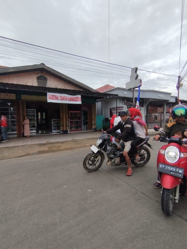 Pembagian bendera kepada warga untuk pengendara roda dua n empat,merayakan Hut RI ke 79