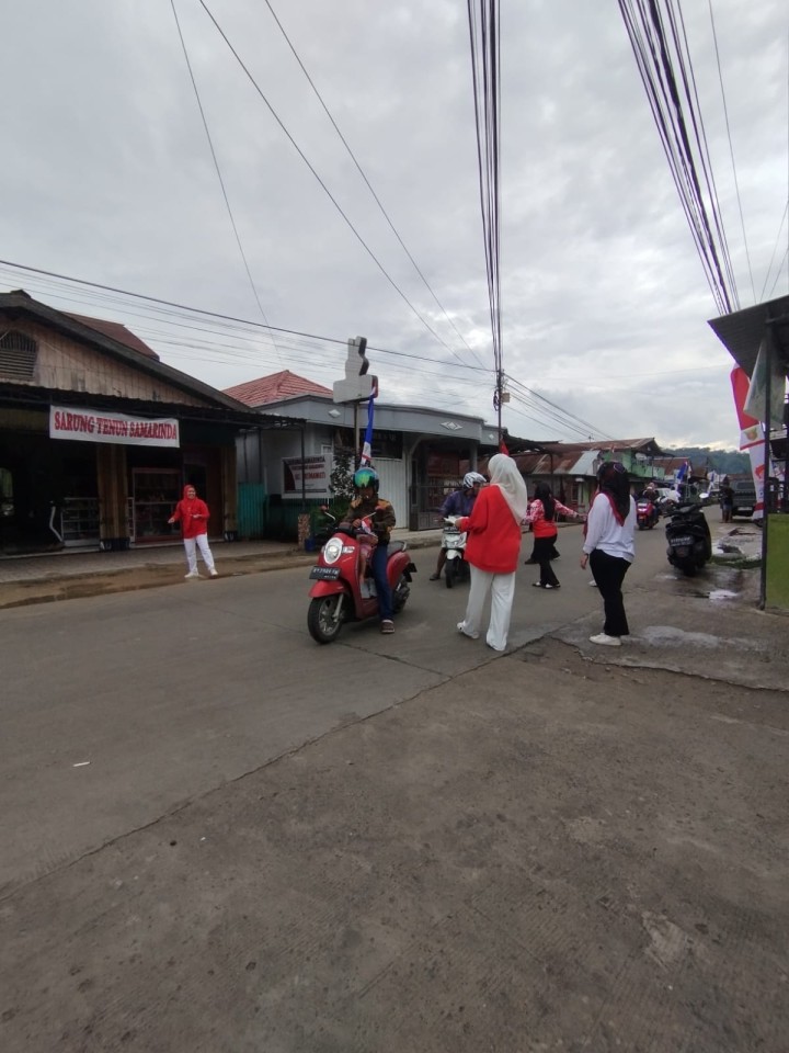Pembagian bendera kepada warga untuk pengendara roda dua n empat,merayakan Hut RI ke 79