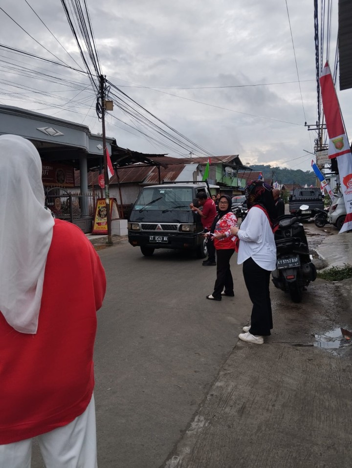 Pembagian bendera kepada warga untuk pengendara roda dua n empat,merayakan Hut RI ke 79