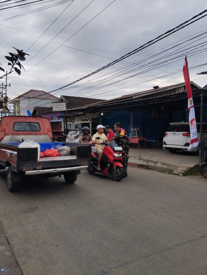 Pembagian bendera kepada warga untuk pengendara roda dua n empat,merayakan Hut RI ke 79