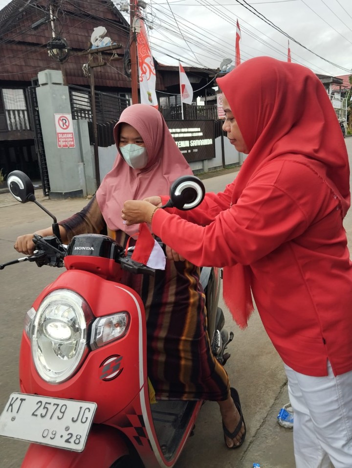 Pembagian bendera kepada warga untuk pengendara roda dua n empat,merayakan Hut RI ke 79