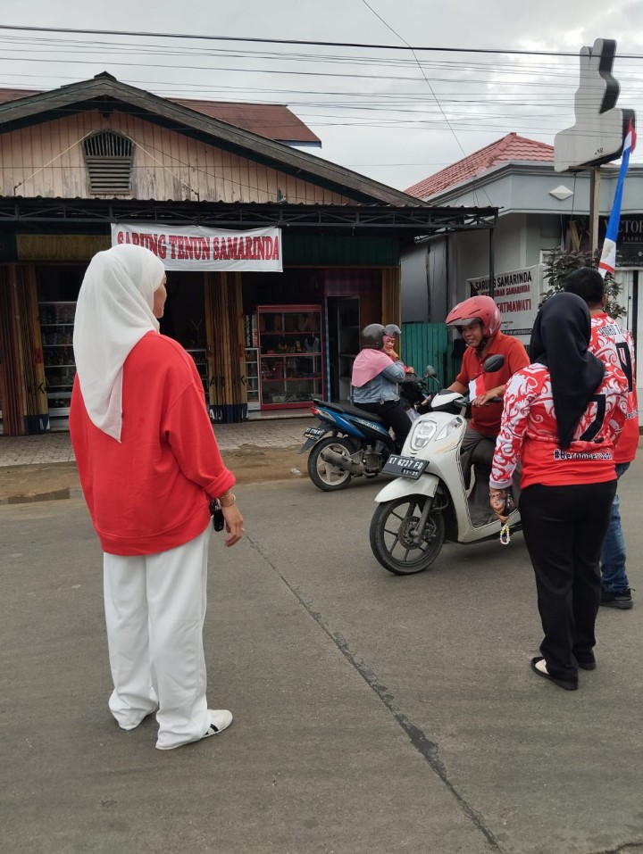 Pembagian bendera kepada warga untuk pengendara roda dua n empat,merayakan Hut RI ke 79