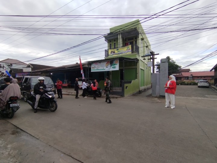 Pembagian bendera kepada warga untuk pengendara roda dua n empat,merayakan Hut RI ke 79