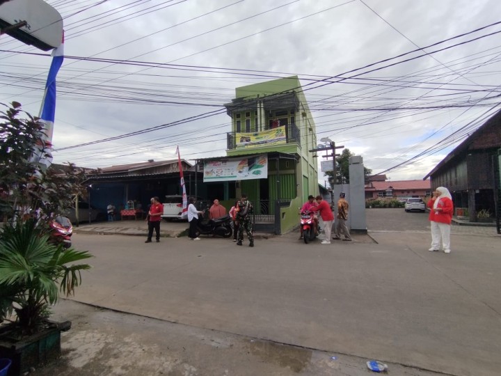 Pembagian bendera kepada warga untuk pengendara roda dua n empat,merayakan Hut RI ke 79
