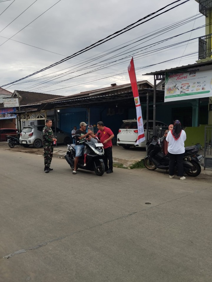 Pembagian bendera kepada warga untuk pengendara roda dua n empat,merayakan Hut RI ke 79