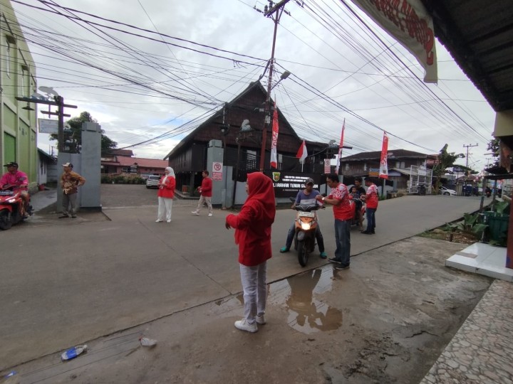 Pembagian bendera kepada warga untuk pengendara roda dua n empat,merayakan Hut RI ke 79