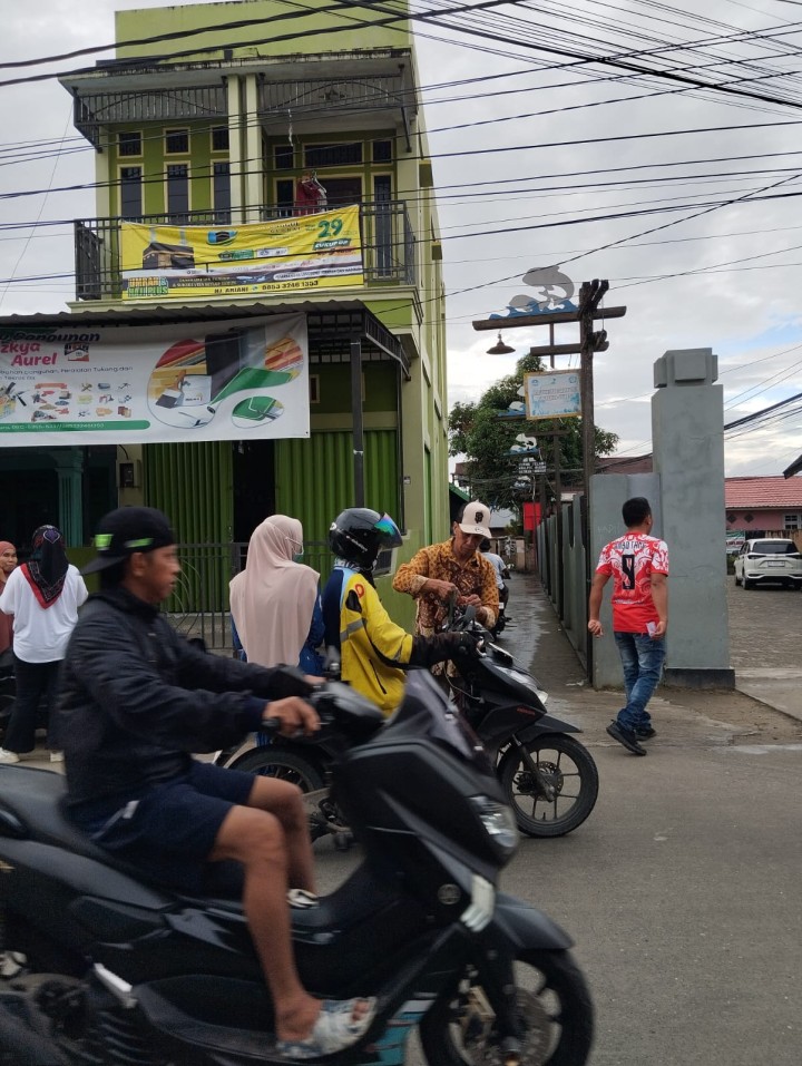 Pembagian bendera kepada warga untuk pengendara roda dua n empat,merayakan Hut RI ke 79