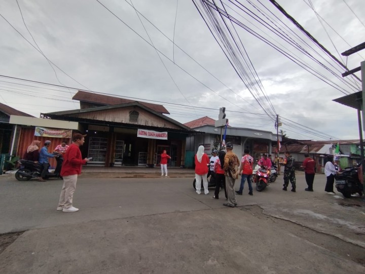 Pembagian bendera kepada warga untuk pengendara roda dua n empat,merayakan Hut RI ke 79
