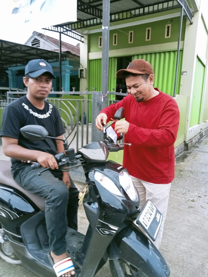 Pembagian bendera kepada warga untuk pengendara roda dua n empat,merayakan Hut RI ke 79