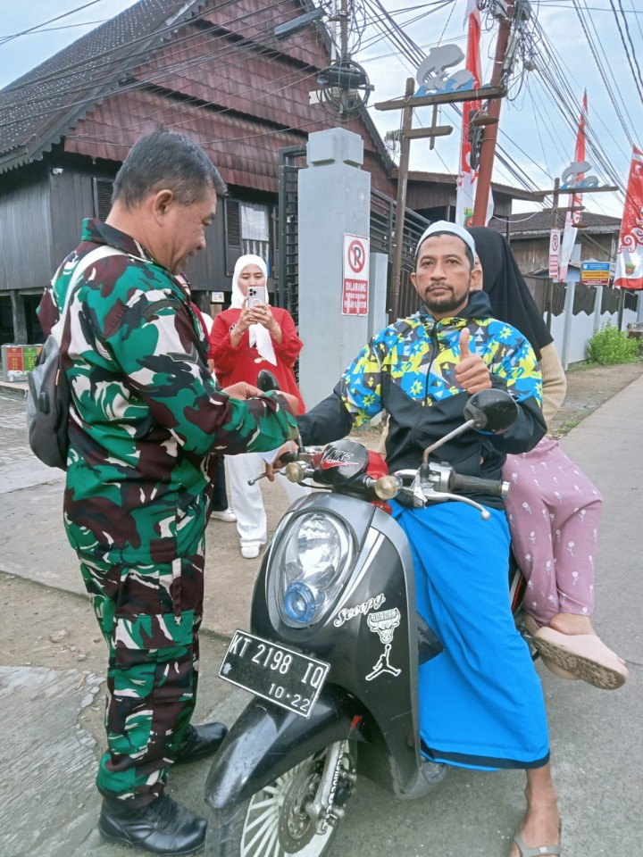 Pembagian bendera kepada warga untuk pengendara roda dua n empat,merayakan Hut RI ke 79