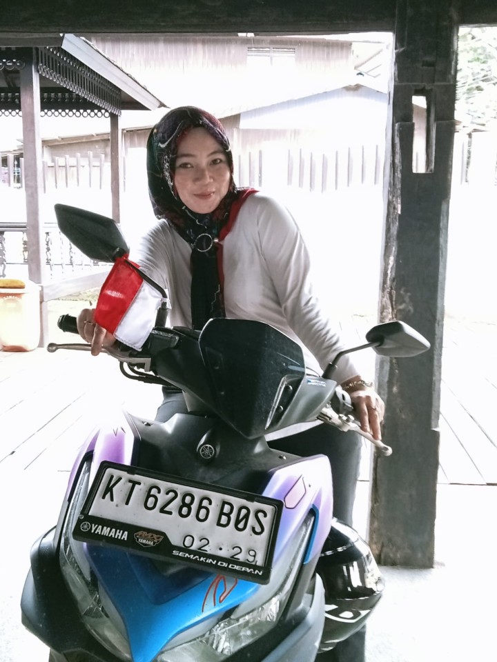 Pembagian bendera kepada warga untuk pengendara roda dua n empat,merayakan Hut RI ke 79