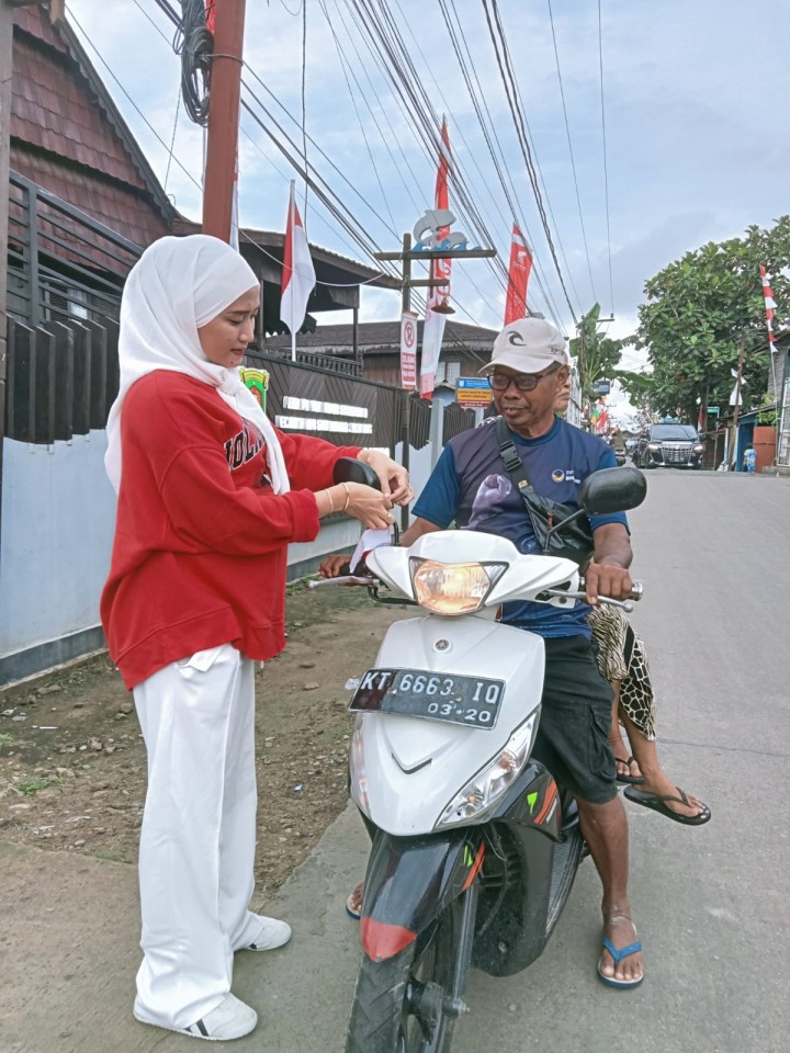 Pembagian bendera kepada warga untuk pengendara roda dua n empat,merayakan Hut RI ke 79