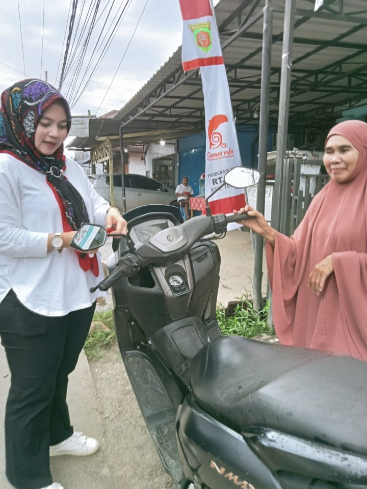 Pembagian bendera kepada warga untuk pengendara roda dua n empat,merayakan Hut RI ke 79