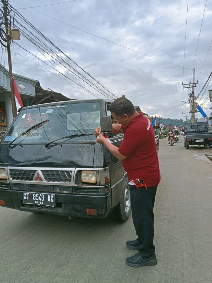 Pembagian bendera kepada warga untuk pengendara roda dua n empat,merayakan Hut RI ke 79