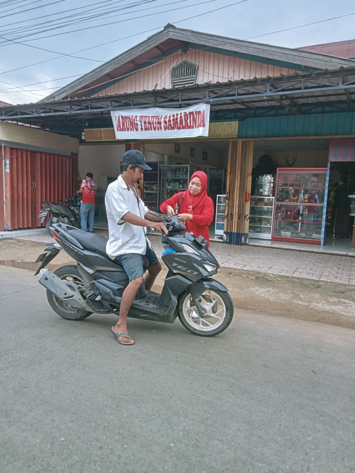 Pembagian bendera kepada warga untuk pengendara roda dua n empat,merayakan Hut RI ke 79