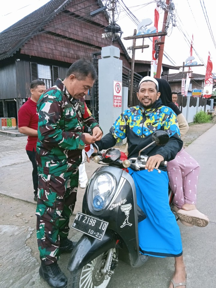 Pembagian bendera kepada warga untuk pengendara roda dua n empat,merayakan Hut RI ke 79