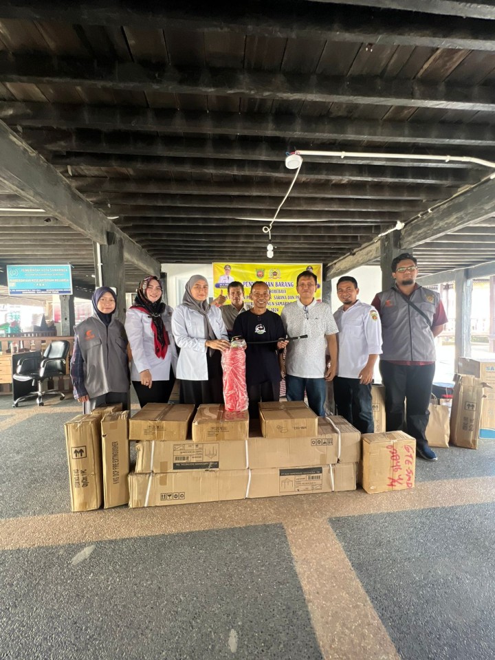 Penyerahan bantuan seluruh RT kelurahan Tenun