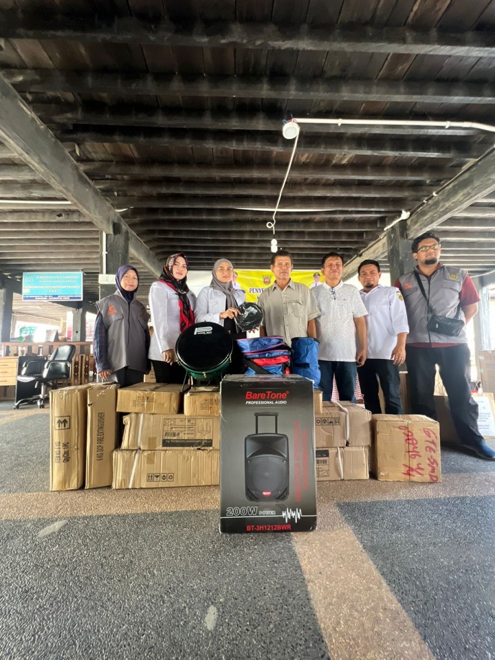 Penyerahan bantuan seluruh RT kelurahan Tenun