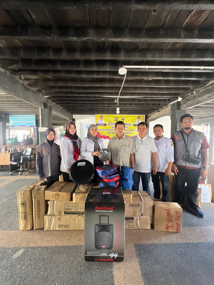 Penyerahan bantuan seluruh RT kelurahan Tenun