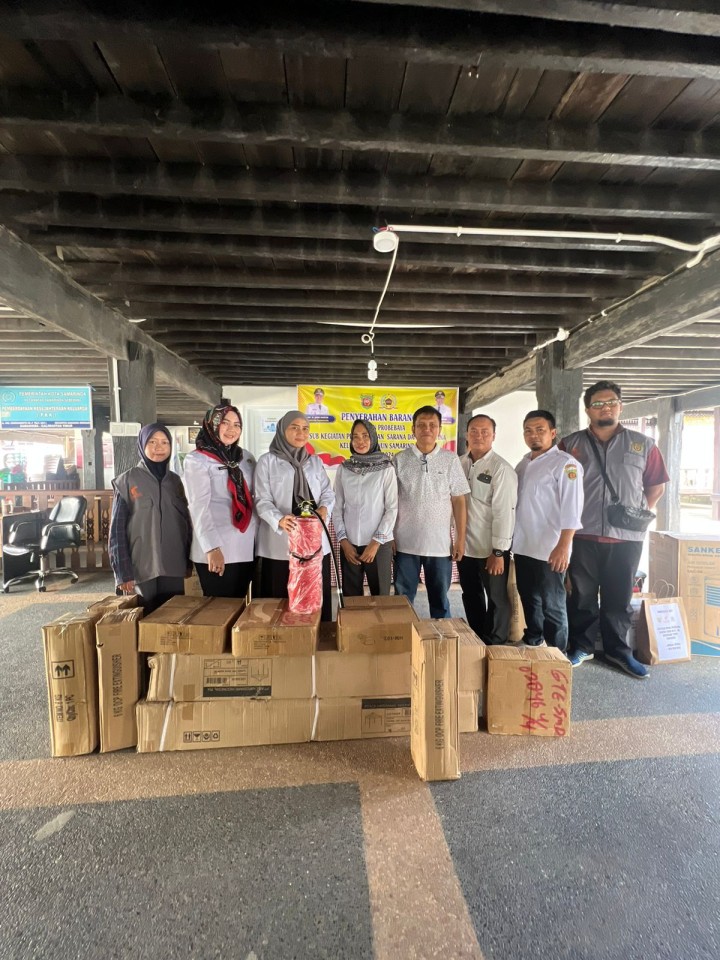 Penyerahan bantuan seluruh RT kelurahan Tenun