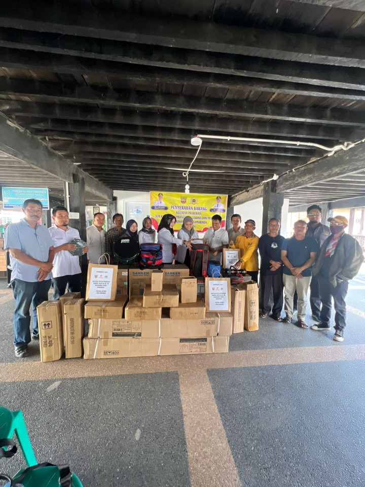 Penyerahan bantuan seluruh RT kelurahan Tenun