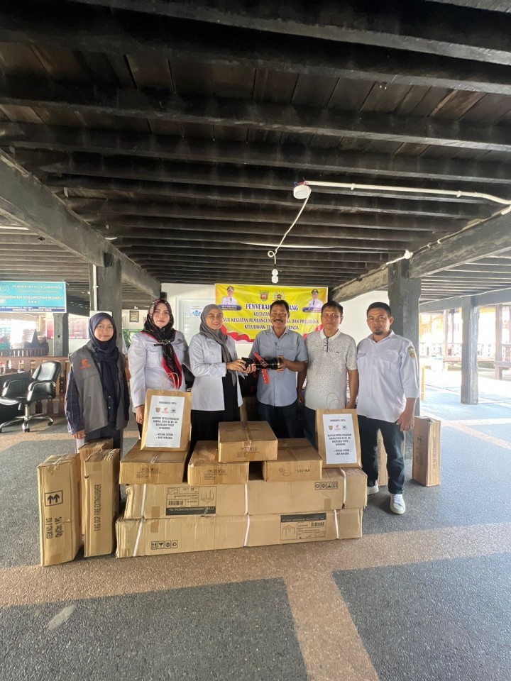 Penyerahan bantuan seluruh RT kelurahan Tenun