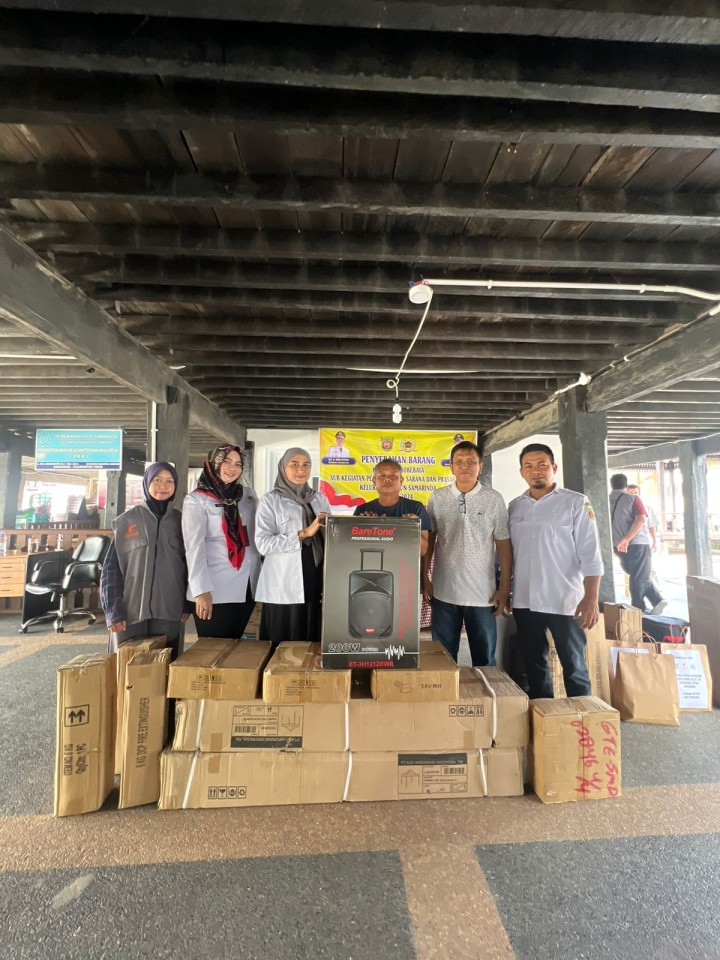 Penyerahan bantuan seluruh RT kelurahan Tenun