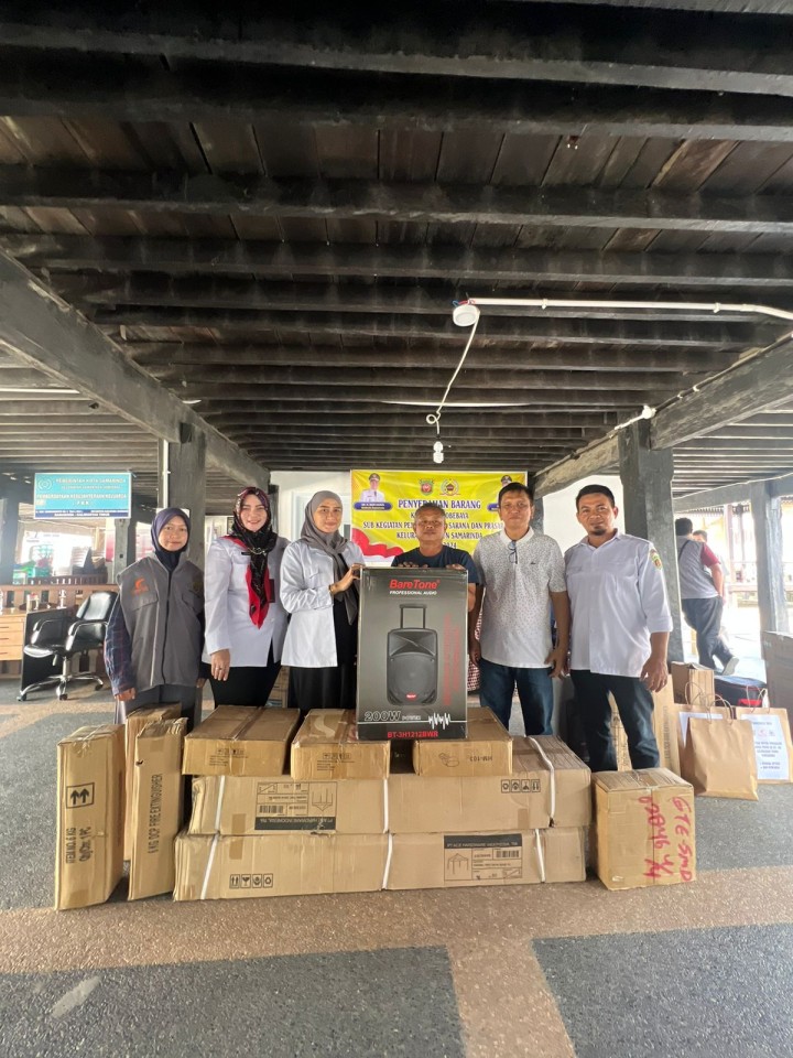 Penyerahan bantuan seluruh RT kelurahan Tenun