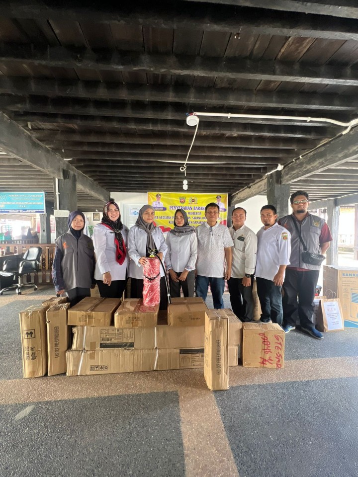 Penyerahan bantuan seluruh RT kelurahan Tenun