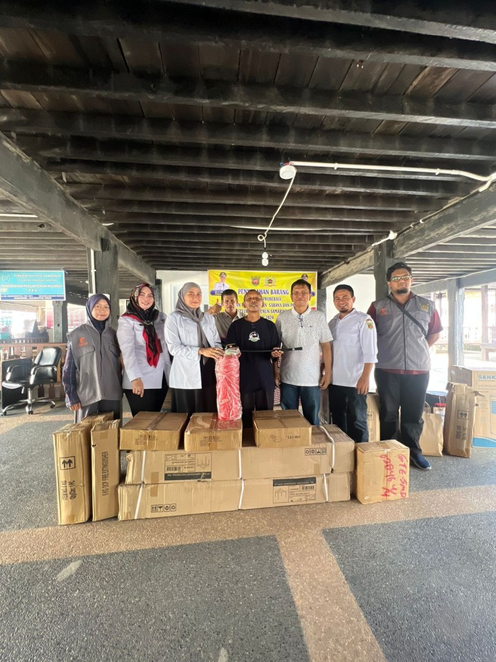 Penyerahan bantuan seluruh RT kelurahan Tenun