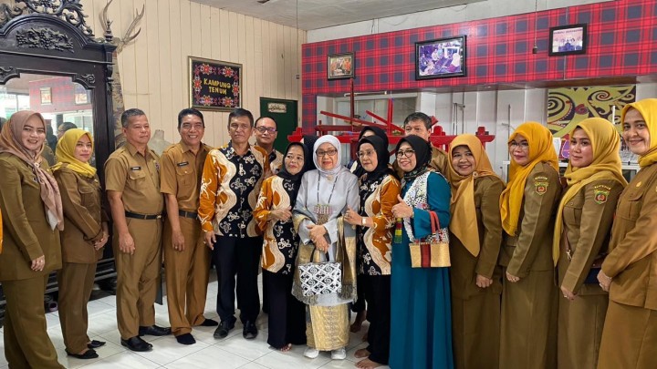 Kunjungan ibu Hj. MUFIDAH YUSUF KALLA (Istri bapak yusuf kalla) beserta rombongan.