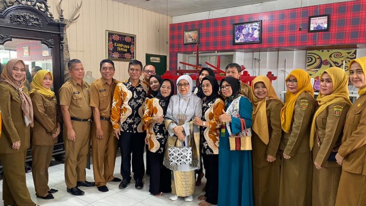 Kunjungan ibu Hj. MUFIDAH YUSUF KALLA (Istri bapak yusuf kalla) beserta rombongan.