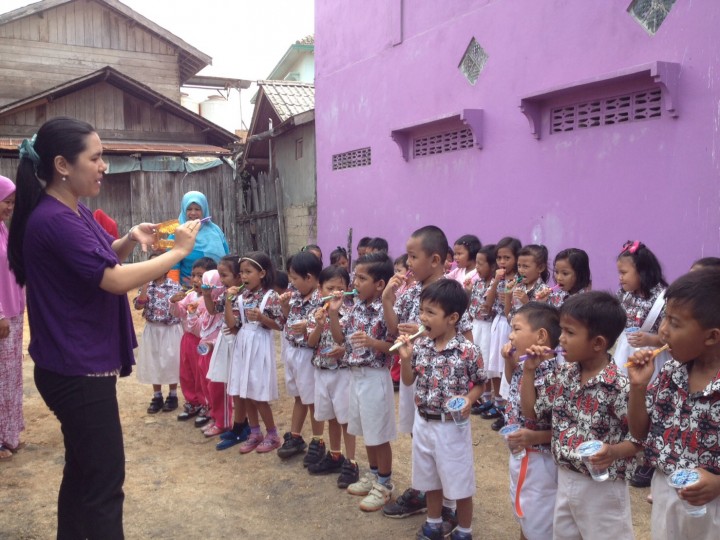 kegiatan sikat gigi massal untuk anak TK