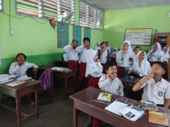 Pemberian obat cacing di SDN 001