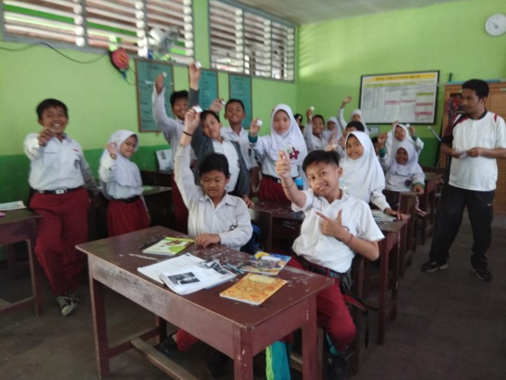 Pemberian Obat Cacing di SDN 001